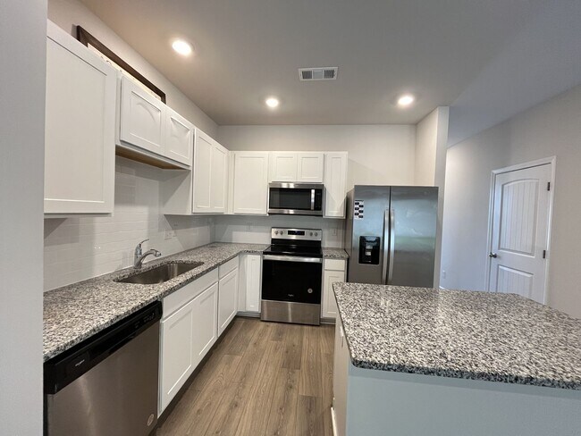 Building Photo - Townhome less than 2 miles from Downtown C...