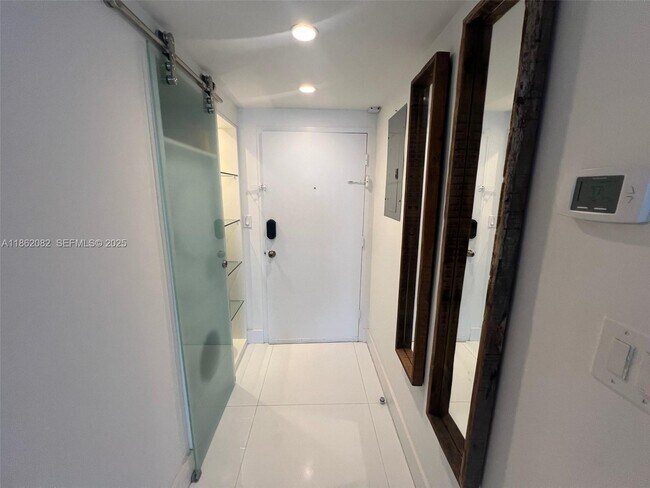 Building Photo - 100 Lincoln Rd