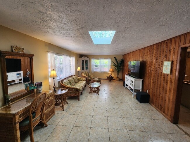 Building Photo - 2006 Hill St