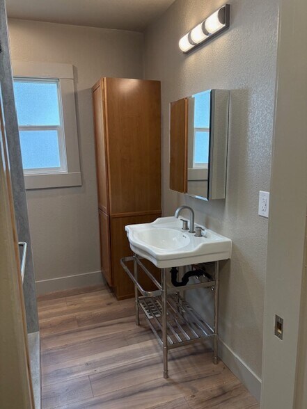 Hallway Bath - 529 Ridge St