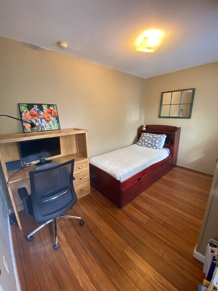 Bedroom 1 - 18 Francis St