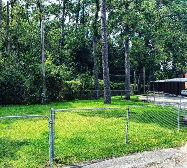 Building Photo - 3700 Pine Manor Ln