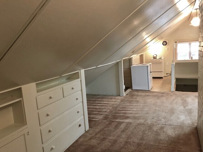 Building Photo - Large studio duplex at E. 16th & Hilyard w...