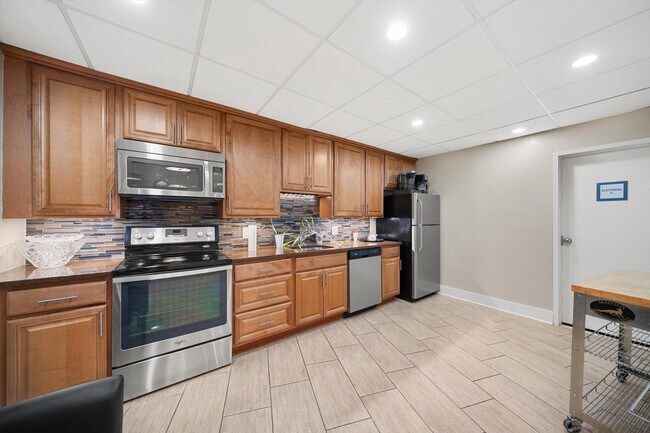 Building Photo - 5300 Columbia Pike