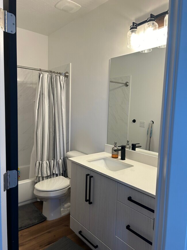 Building Photo - 868 E Desert Cactus Dr