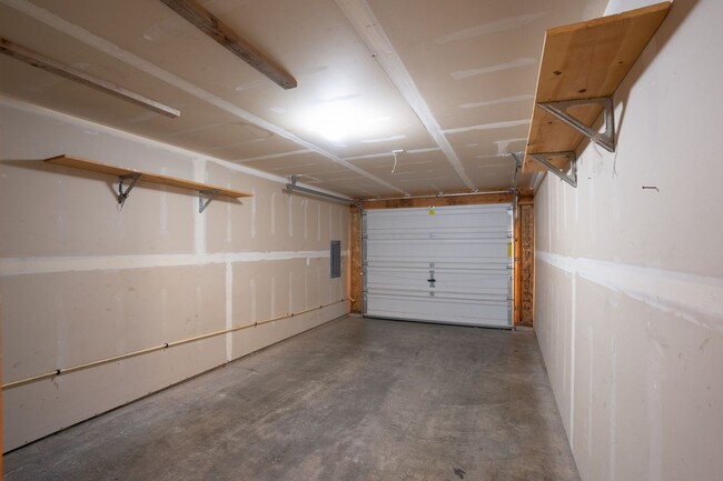 Building Photo - 3 BEDROOM TOWNHOME IN ARLINGTON
