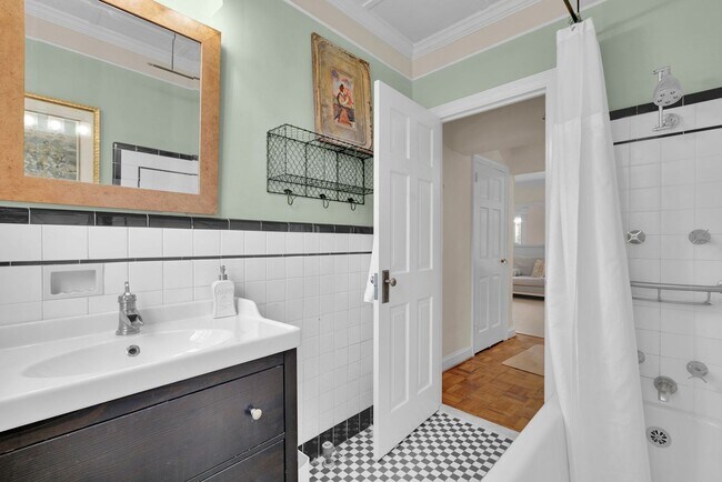 Building Photo - Fully furnished and thoughtfully updated top-floor condo in the heart of Dilworth at desirable My...