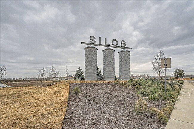Building Photo - 3 bedrooms with 3.5 bathrooms! BONUS ROOM ...