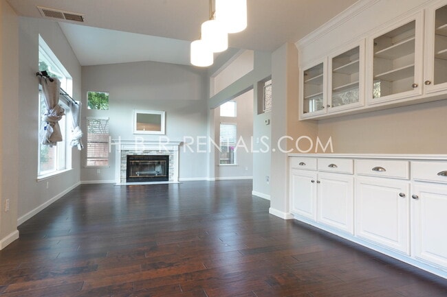 Building Photo - Bright Craftsman-Style 4 Bedroom Home in Q...