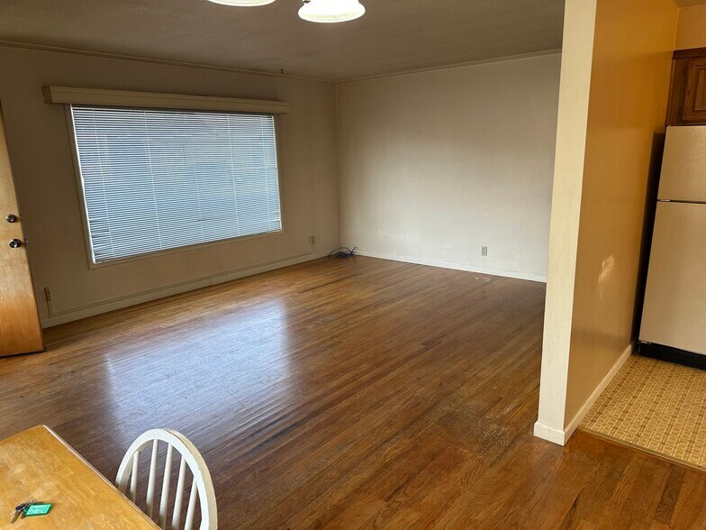 Building Photo - 363 6th Ave SW