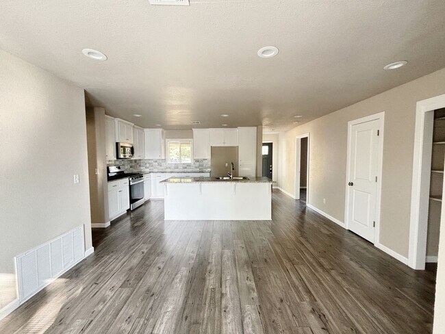 Building Photo - Large 4-bedroom, 2-bathroom home