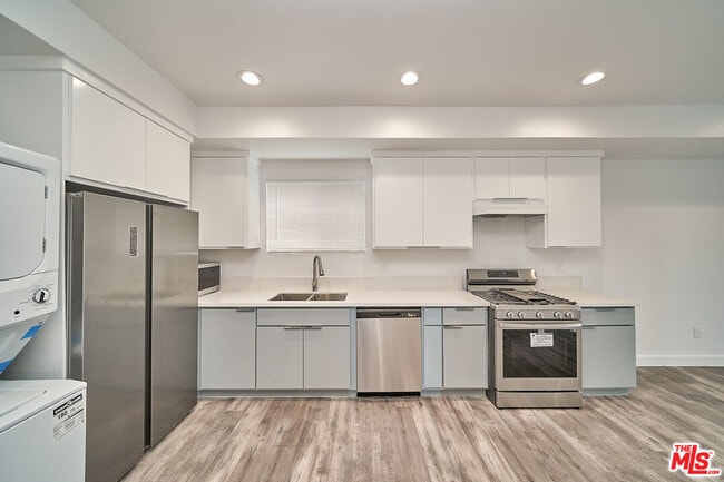 Building Photo - 603 W 41st Pl