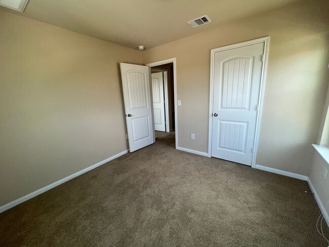 Building Photo - Perfect 3/2.5 - Tall Ceilings and in Immac...