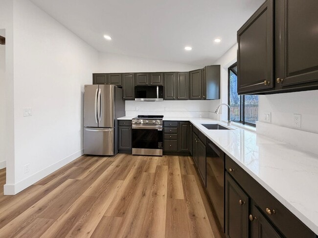 Building Photo - Renovated 4BR/2BA Boise Home – Modern Kitchen, Vaulted Ceilings & Fenced Backyard, Minutes to BSU...