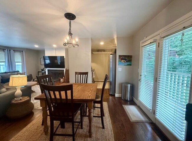 Building Photo - 2 Bed | 2 Bath Condo on Crybaby Hill