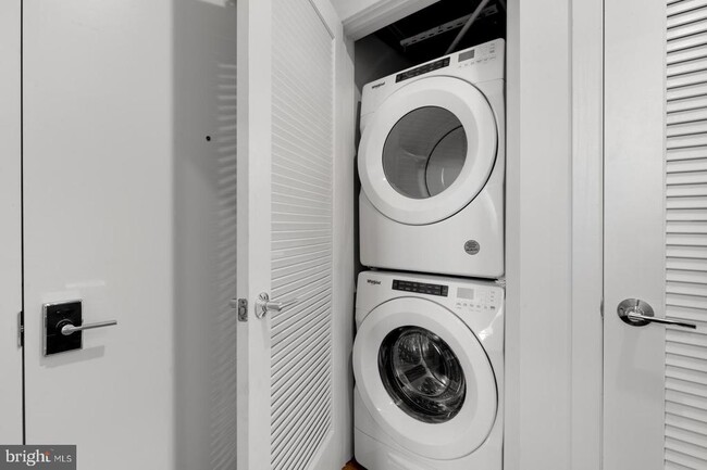 Building Photo - 525 N 41st St