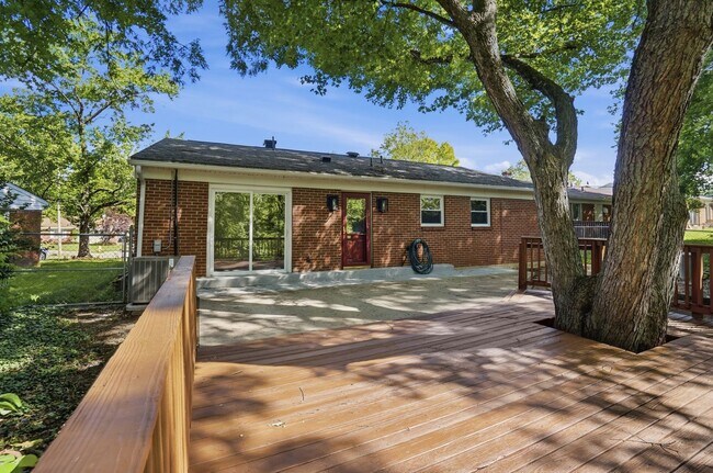 Building Photo - Three Bedroom Home with Great Outdoor Entertainment Space!
