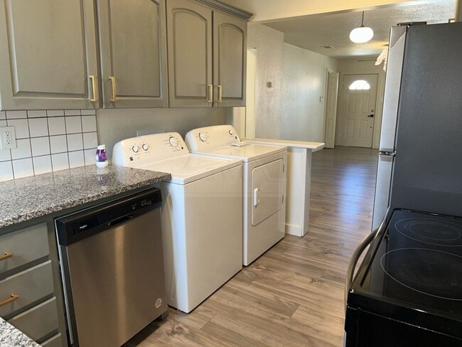 Building Photo - 1702 Alamo Ave