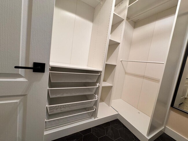 Building Photo - 2488 Beachview Dr