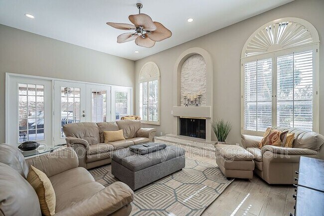 Building Photo - 10527 E Fanfol Ln