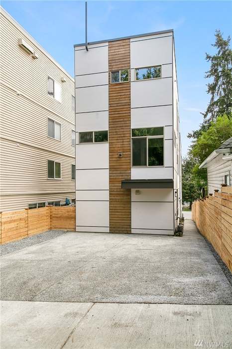 Building Photo - 3041 20th Ave W