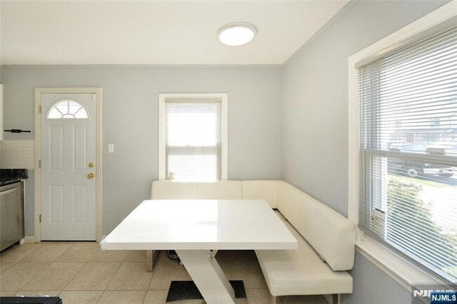 Building Photo - 483 Mt Prospect Ave