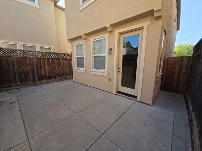 Building Photo - Gorgous 3 Bedroom 2/5 Bath home in HOA