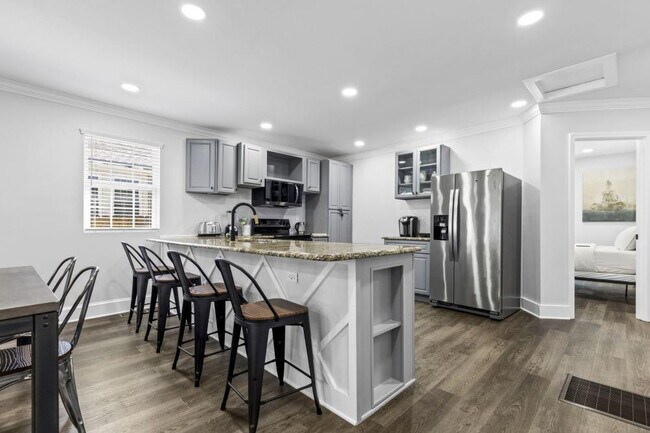 Building Photo - 822 Parkwood Ave