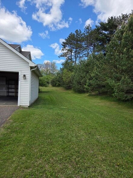private large yard - 208 Coves Ct