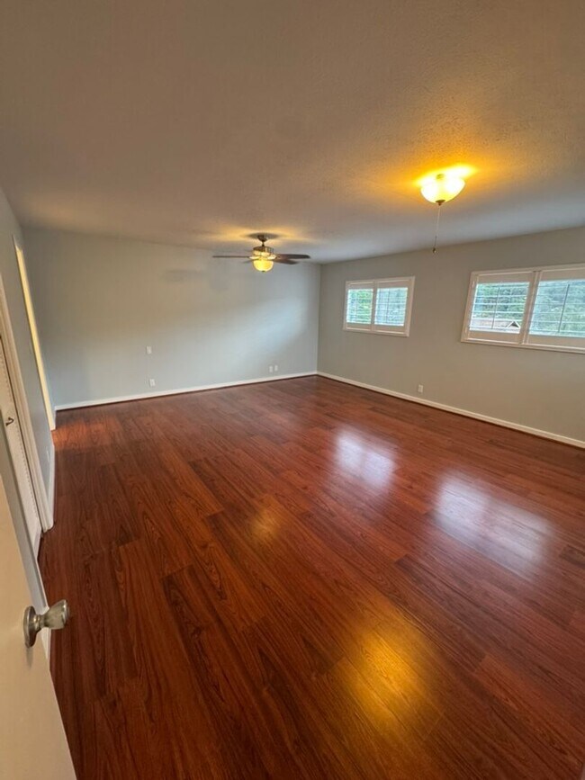 Building Photo - Bright & Spacious 3-Bedroom Home in Peacef...