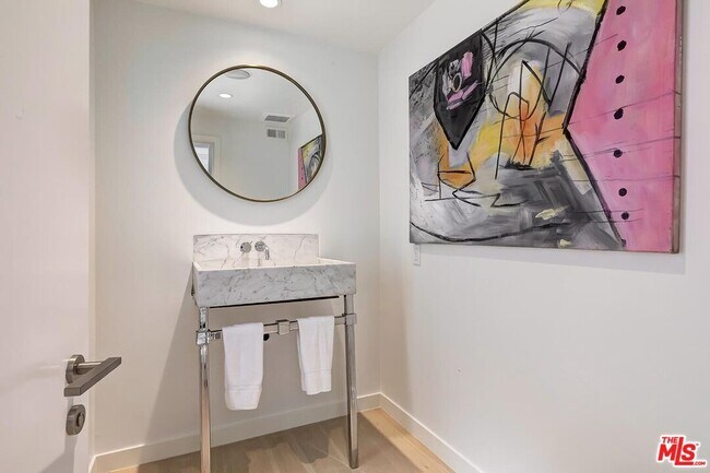 Building Photo - 1847 N Beverly Dr