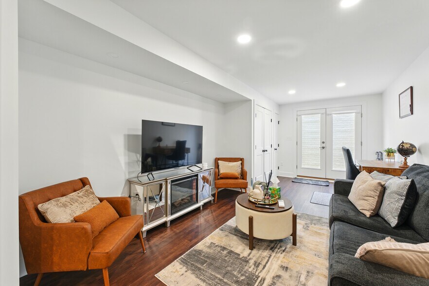 Building Photo - 8125 Bayou Bend Blvd