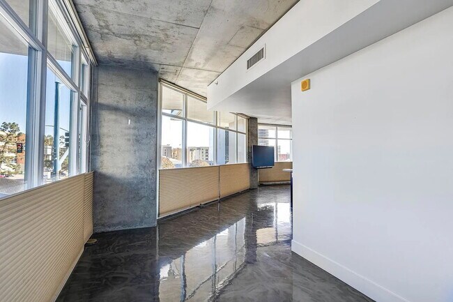 Building Photo - "Chic Urban Retreat: Spacious 1-Bedroom Oasis in the Heart of San Diego!"