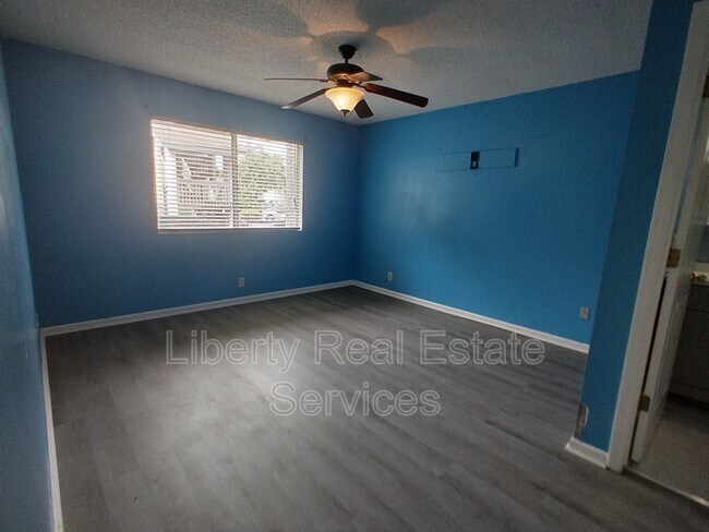 Building Photo - 910 Brett Dr