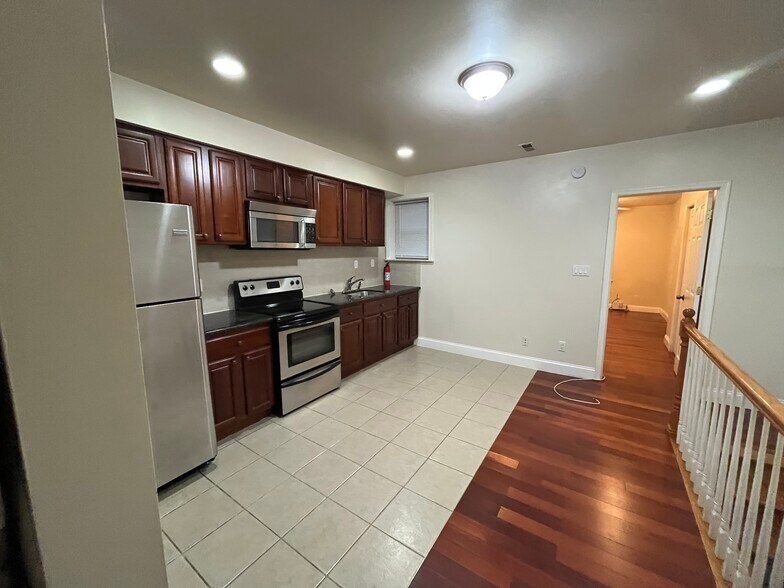 Building Photo - 2135 S 5th St