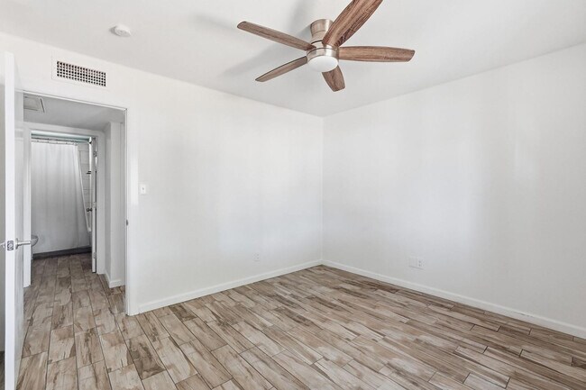 Building Photo - 1329 E Cholla St