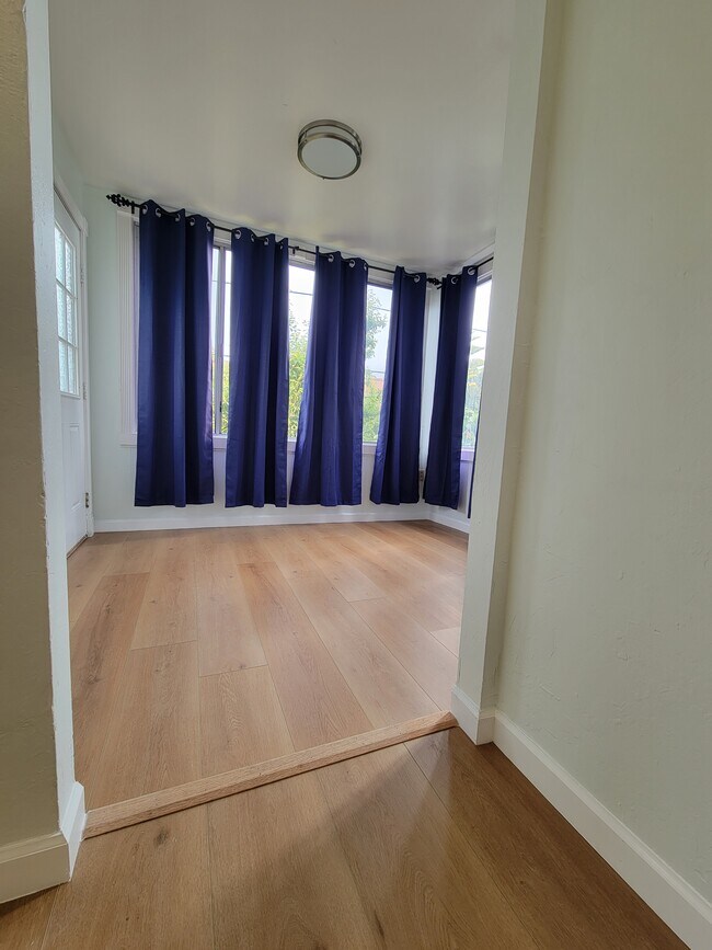 Building Photo - 614 Grand Ave