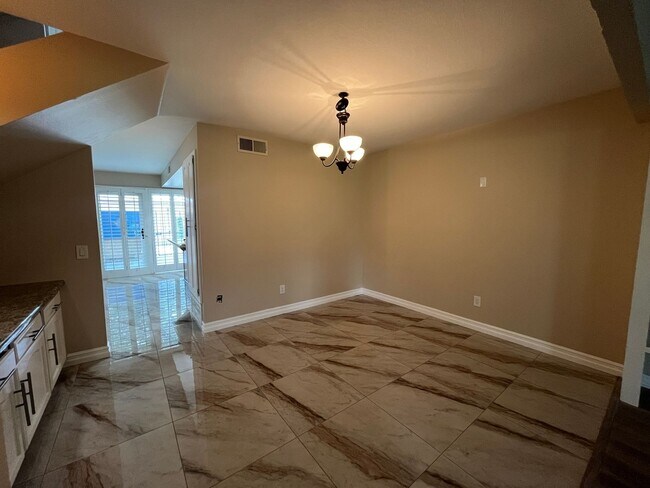 Building Photo - Spacious 3 Bedroom, 2.5 Bath Condo in a Beautiful Park-Like Community