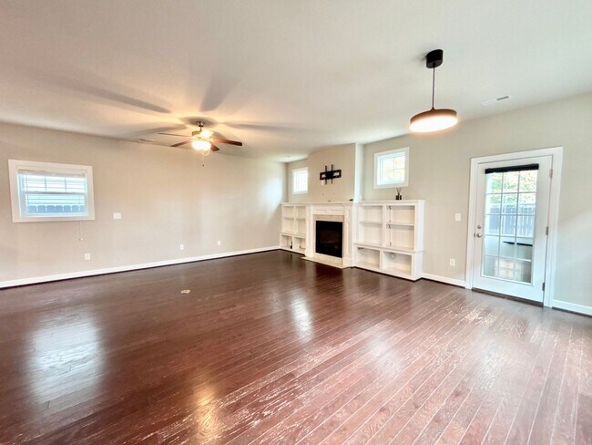 Building Photo - Gorgeous Home in Town Center Virginia Beach!