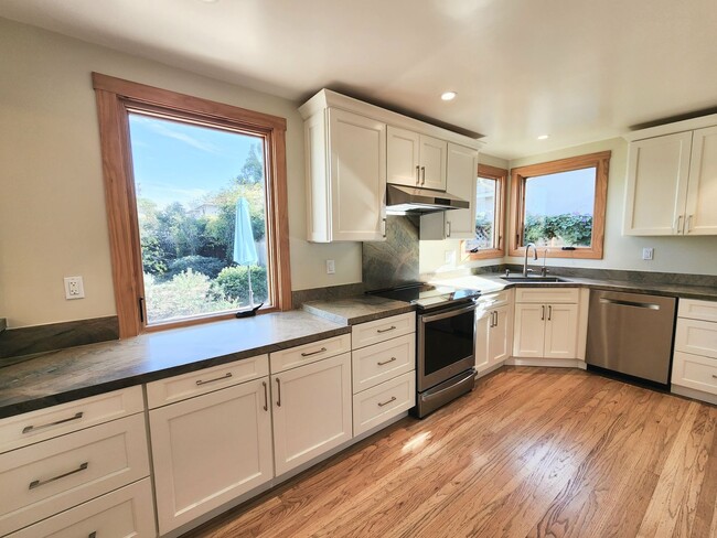 Building Photo - Two bedroom house in Redwood City