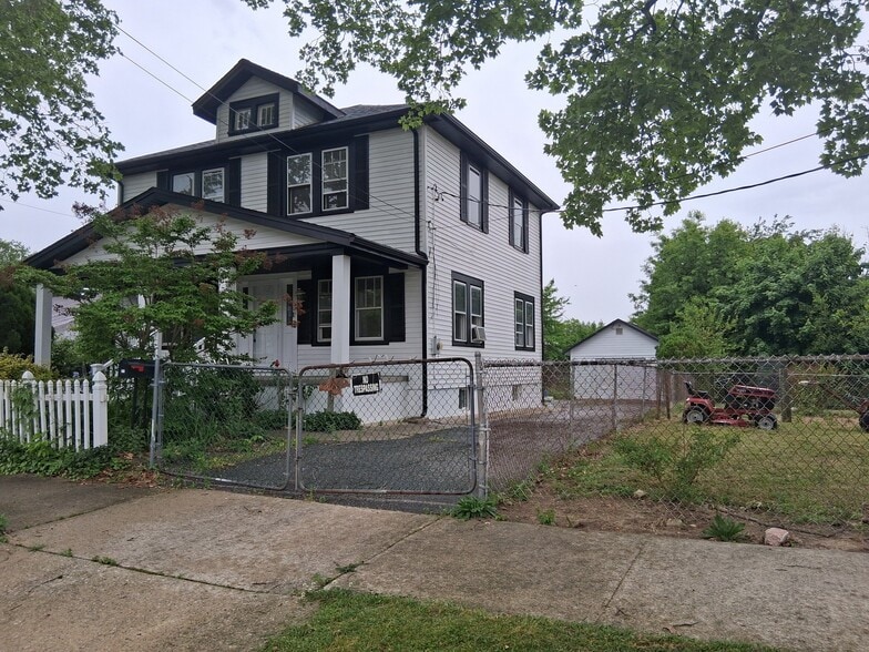 Building Photo - 213 W Quince St