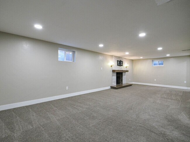 Building Photo - 5 Bedroom, 2.5 Bathrooms Home