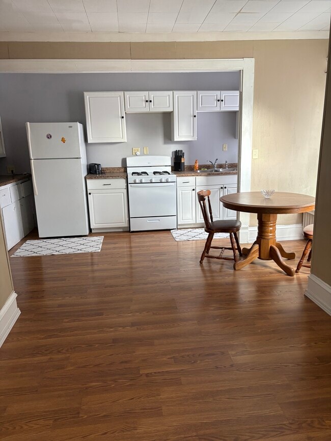 Building Photo - 589 E Losey St