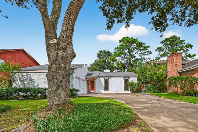 Building Photo - 2042 Hilton Head Dr
