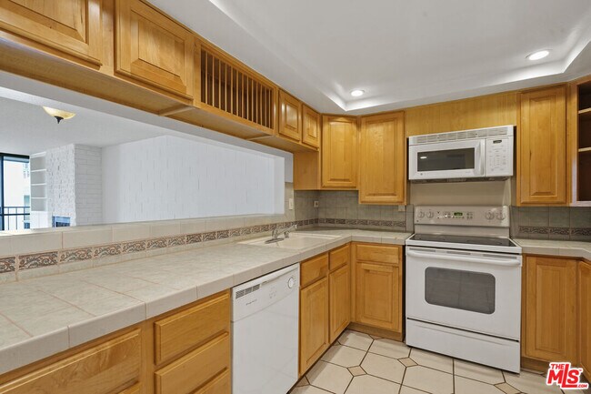 Building Photo - 10966 Rochester Ave