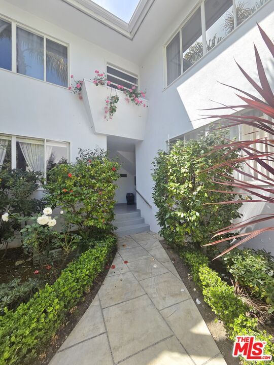 Building Photo - 134 San Vicente Blvd