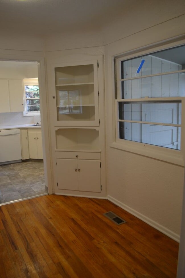 Building Photo - Quaint two-bedroom charmer in Northeast Salem