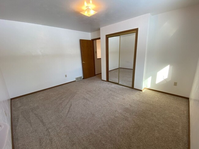 Building Photo - E432 Bay Ln