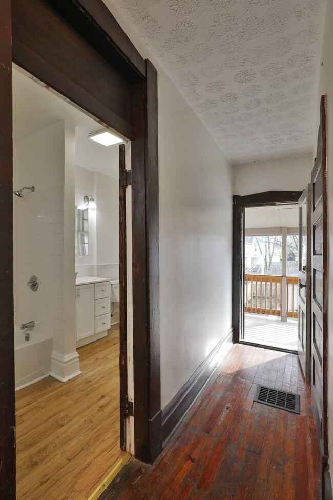 Building Photo - 229 E 11th Ave