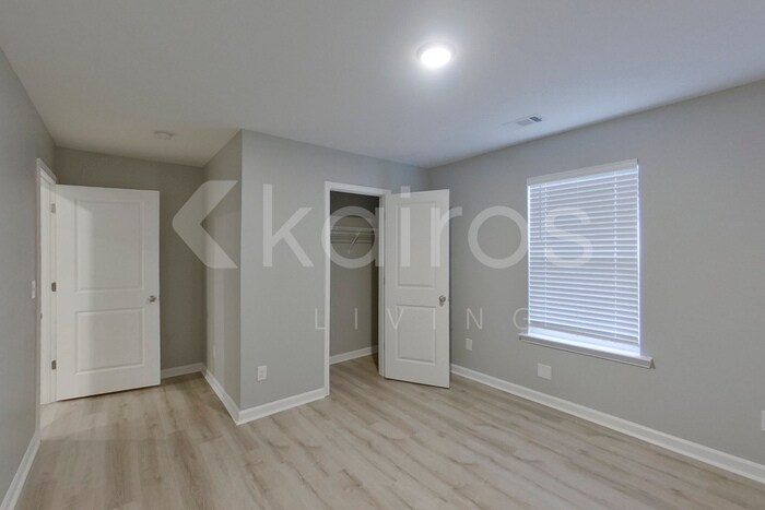 Building Photo - 394 Angela St